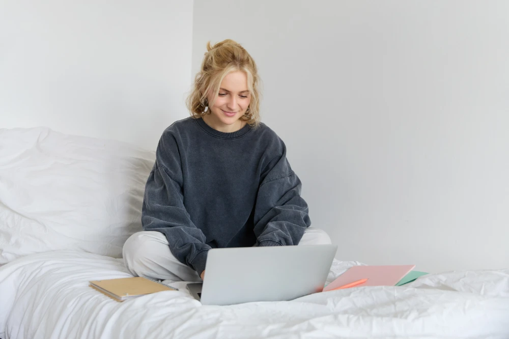Frau im Bett am chatten